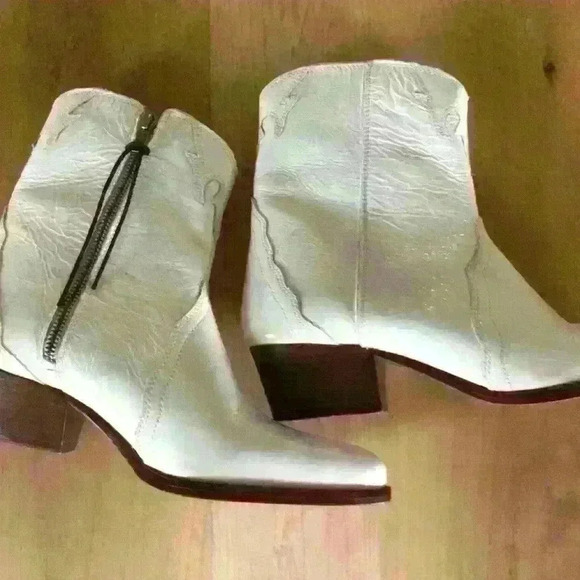 Free People New Frontier Western Cowgirl White Pointed Toe Distressed Boots 39.5 - Picture 3 of 13